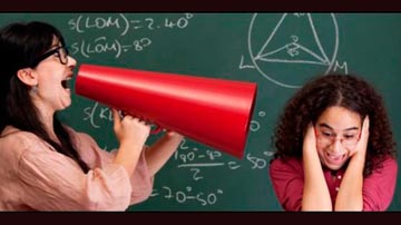 Maestra gritándole a la alumna