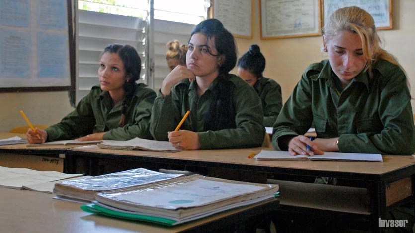 Servicio militar femenino