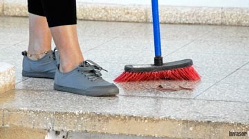 Mujer barriendo