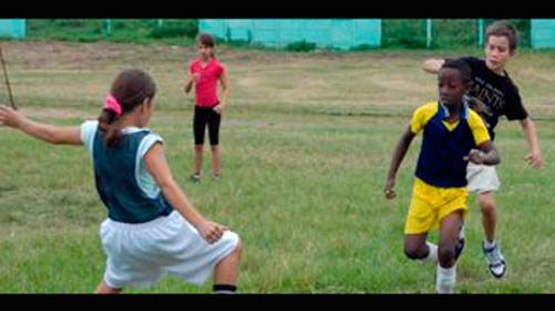 Niños jugando fútbol