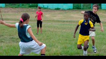 Niños jugando fútbol