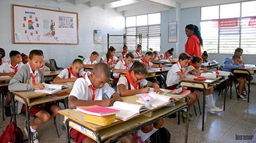 Profesora entre sus alumnos