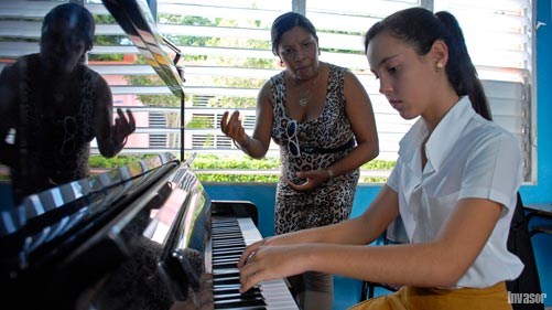 Profesora impartiendo una clase de piano
