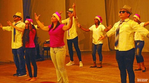 Personas cantando para celebrar la navidad