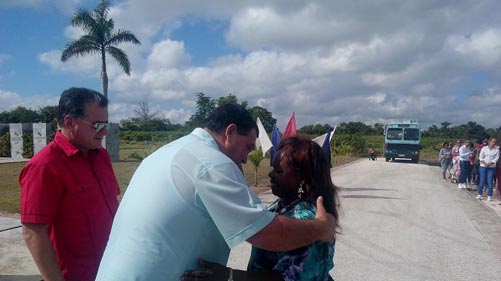 Félix Duarte entrega reconocimiento a educadora majaguense