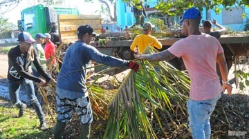 Personas en labores de rogida de basura