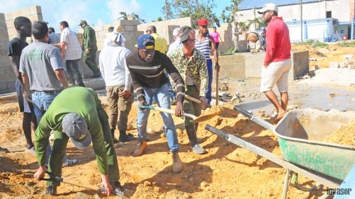 Jóvenes construyendo