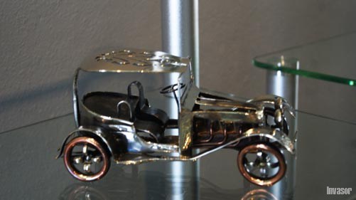 Auto hecho con cubiertos