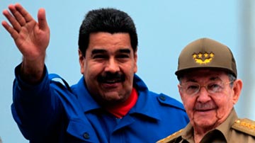 Nicolás Maduro y Raúl Castro saludando