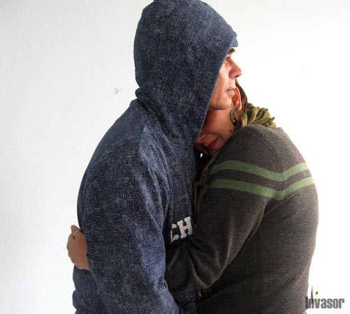 Personas abrazadas