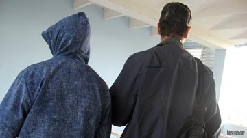 Dos personas con abrigos