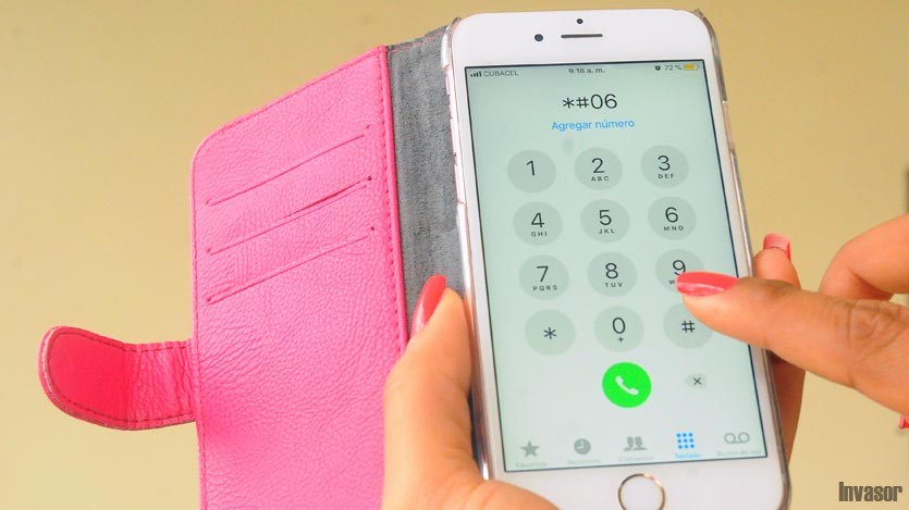 Persona marcando el código para determinar su IMEI