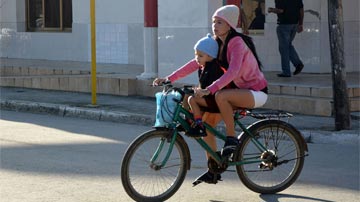 Madre con su niño abrigados por el frio