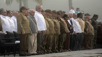 Raúl Castro homenaje a combatientes