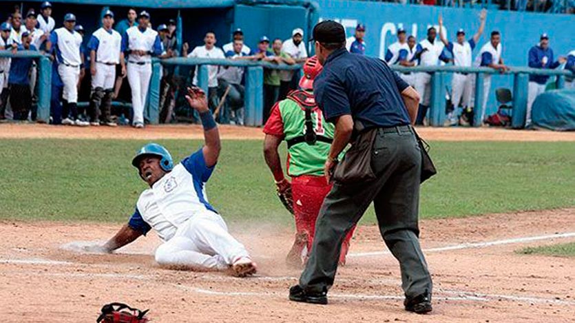 Momentos del 5 juego entre Industriales y las Tunas