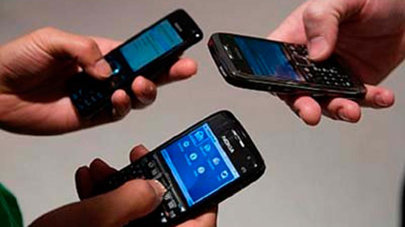 Personas con celulares eb las manos