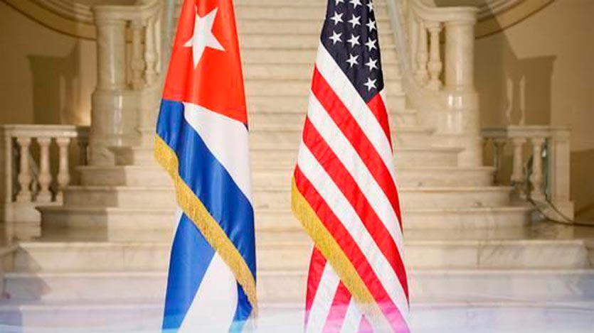 Banderas cubana y estadounidense