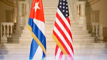 Banderas cubana y estadounidense