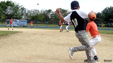 Niños jugando béisbol