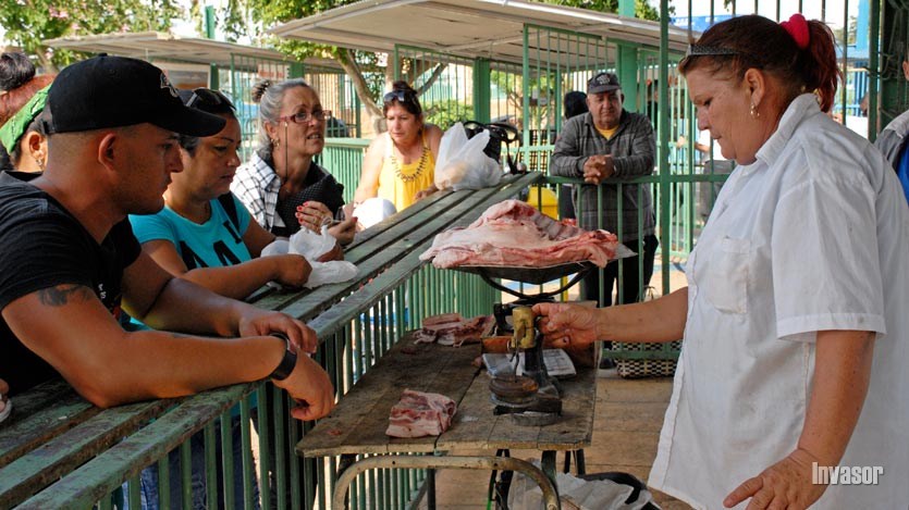Pueblo avileño comprando carne de cerdo en la feria