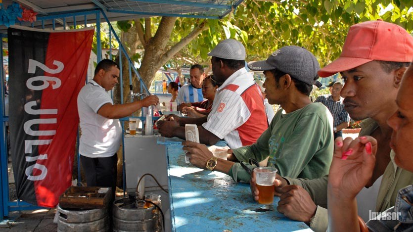 Pueblo avileño comprando cerveza en la feria comercial