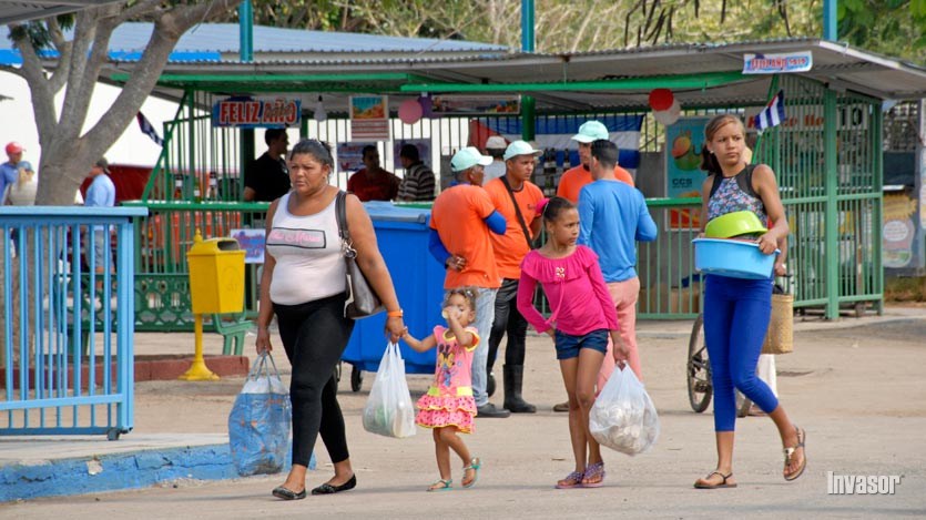 Pueblo avileño recorriendo las áreas de la feria