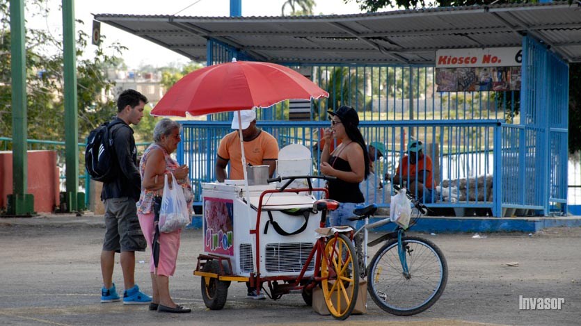 Pueblo avileño comprando carne de cerdo en la feria