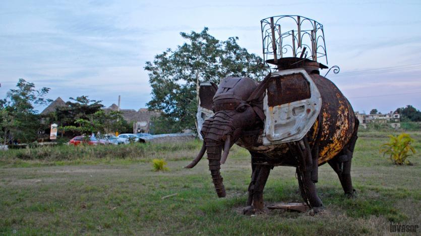 Elefante hecho con chatarra