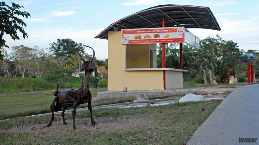 Chivo hecho de chatarras