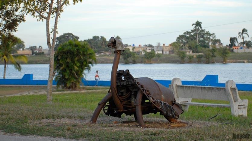 Escultura de una galápago hecha de chatarra