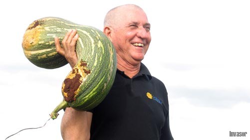 Carlos Blanco con una calabaza en la mano