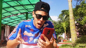 Persona hablando por IMO