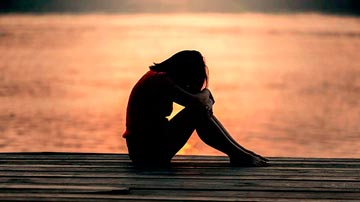 Silueta de mujer frente al mar