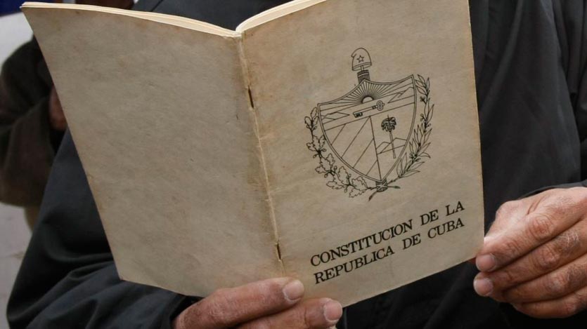 Persona con la Constitución en la mano