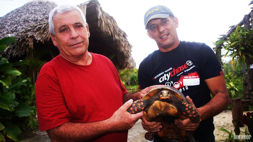 Padre e hijo con una tortuga