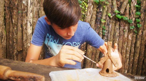 Niño modelando arcilla