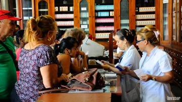 Cola en una farmacia
