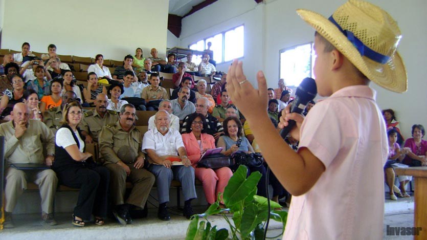 Niño cantando