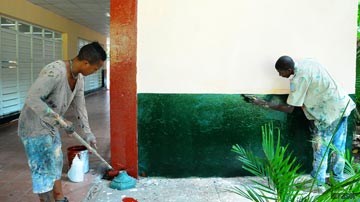 Hombres pintando una pared