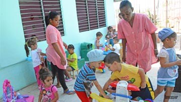 Educadoras con niños