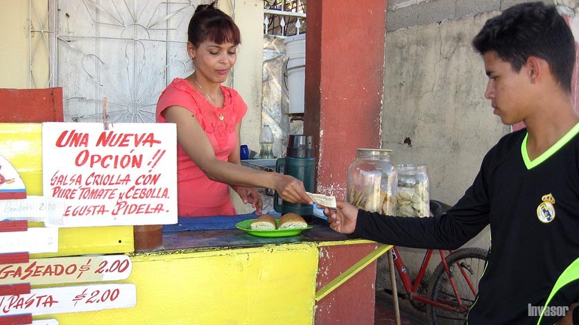 Mujer vendiendo alimentos