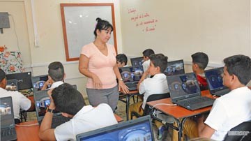 maestra imparte clases