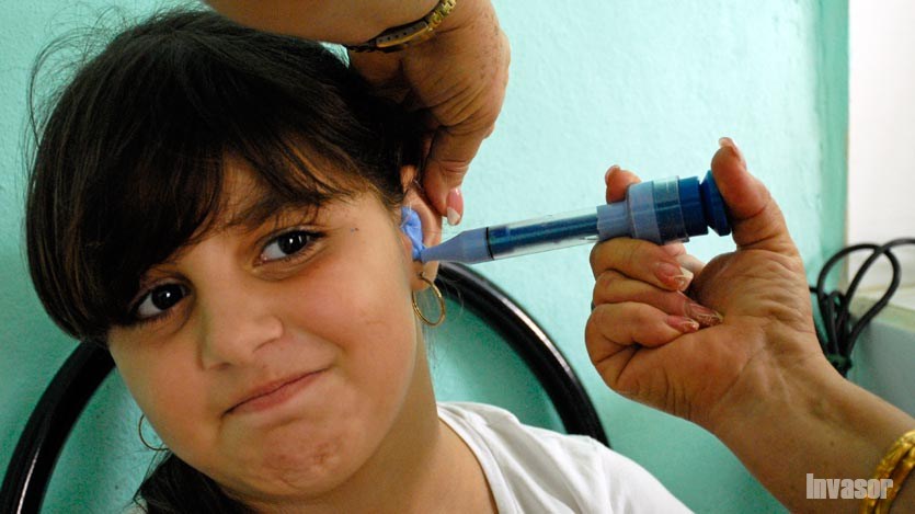 Tratamiento a niña sorda