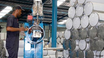 Trabajador en el proceso de producción de paneles solares
