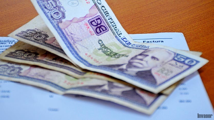 Billetes y una factura