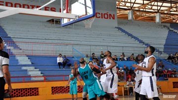 Partido de baloncesto entre avileños y camagueyanos