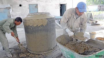 Hombres construyendo un tanque de concreto