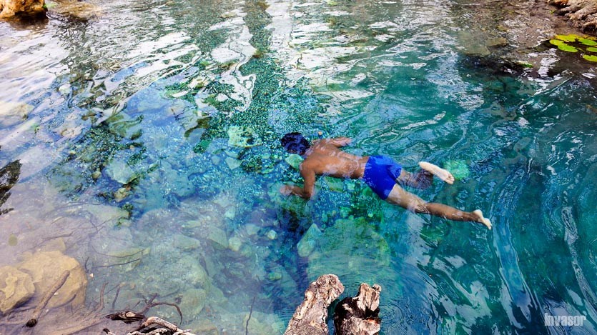 Bañista en Aguas Azules