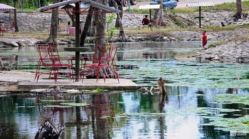 Sombrillas a la orilla de Aguas Azules