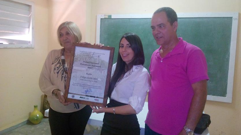 Dalgis Zurita al momento de recibir el premio